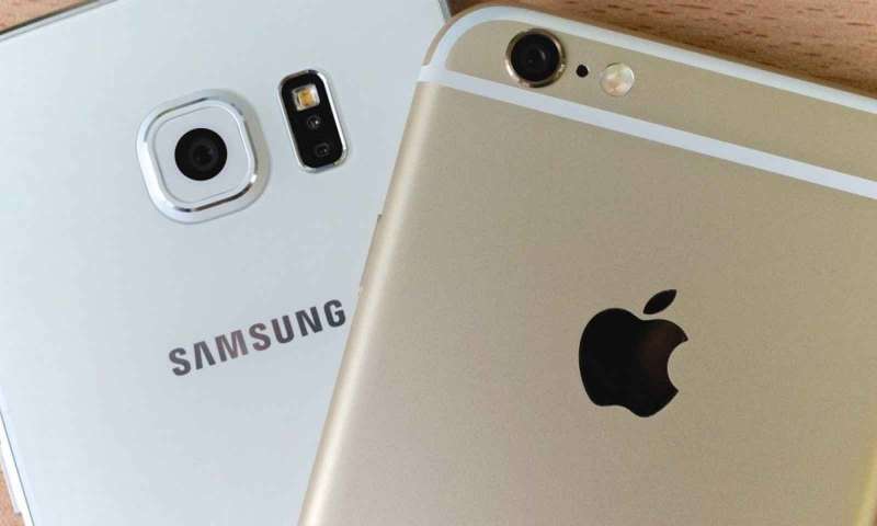 Apple ve Samsung üst sınıf telefon zirveyi bırakmıyor