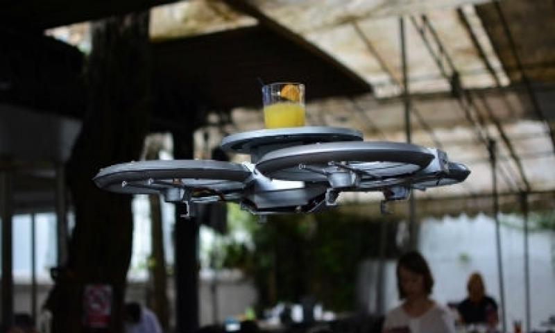 Drone'lar Artık Garson Olarak Kullanılıyor! (Video)