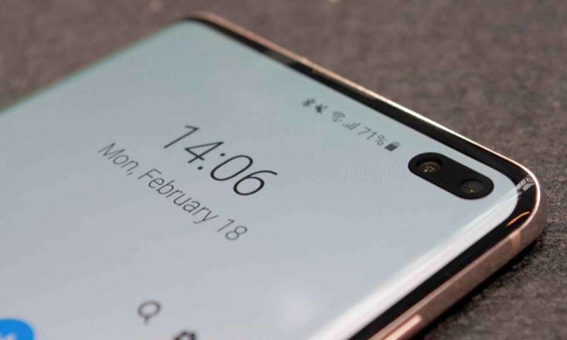 Galaxy S10'un Kamera Deliğine Şarj Göstergesi Nasıl Eklenir?