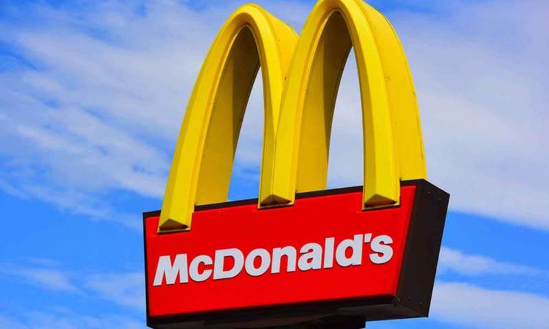 Kendi McDonald's Afişlerini 51 Gün Boyunca Sergileten Gençlere 50 Bin Dolar Ödül