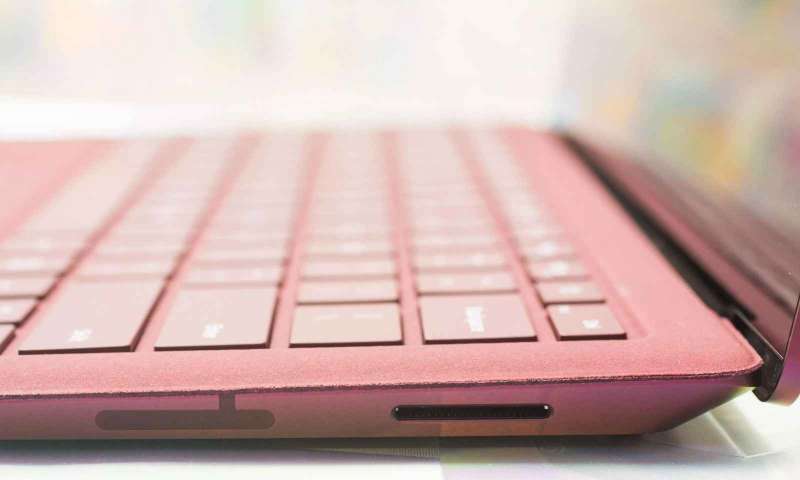 Microsoft Çin'e özel pembe Surface 2'yi tanıttı