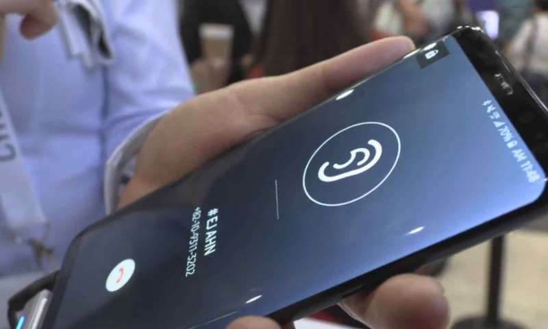 Samsung Hoparlörü Ekrana Yerleştiriyor