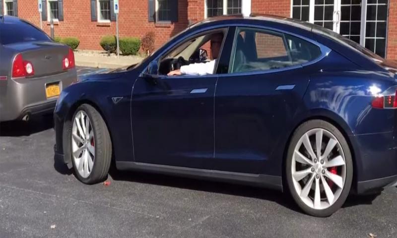 Tesla Güncellendi, Artık Kendi Kendine Park Edebiliyor
