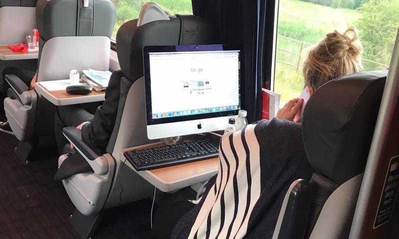 Tren yolculuğunda 21 inçlik iMac ile çalışan kadın 