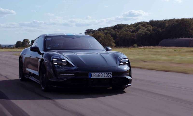 Yeni Porsche sahipleri üç yıl ücretsiz internet kullanacak